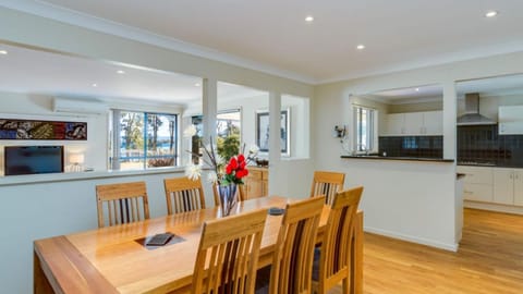 Loralyn Waterfront House in Saint Georges Basin