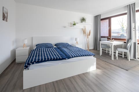 Bed, Living room, Photo of the whole room, Seating area, Dining area, Bedroom