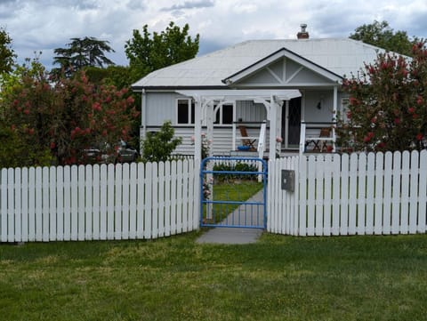 Amiens Cottage. Queenslander, charming, central. House in Stanthorpe