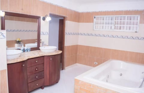 Penthouse con jacuzzi La cueva de los 3 ojos Apartment in Santo Domingo Este