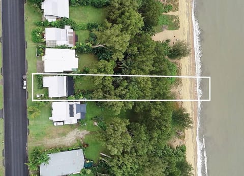 Beachfront - 'Pippies on the Beach' @ Bramston House in Bramston Beach