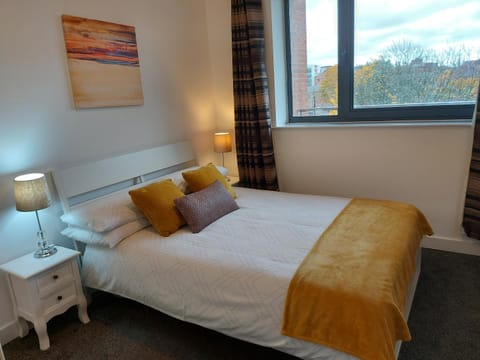 Large 2 Bed, 2 Bath, Free Parking & WiFi Apartment in Sheffield