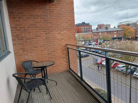 Large 2 Bed, 2 Bath, Free Parking & WiFi Apartment in Sheffield