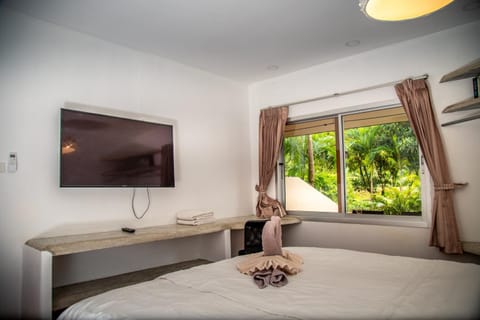 Bed, TV and multimedia, Photo of the whole room, Bedroom, towels, air conditioner