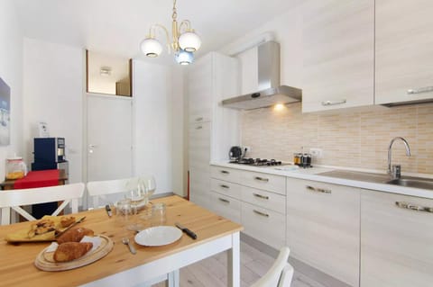 Kitchen or kitchenette, Dining area, minibar, pet friendly, stove
