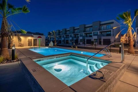 Zen Trail Retreat - New 5 bedroom luxury Condo Apartment in St George