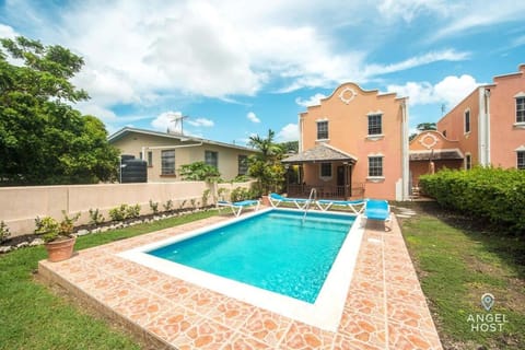 2-Story Townhome with Private Pool, Ideal for Group! House in Oistins