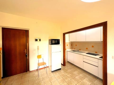 Kitchen or kitchenette, minibar, stove