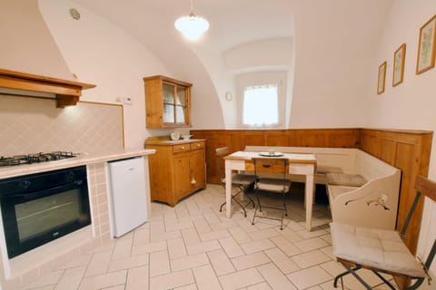 Kitchen or kitchenette, Dining area, pet friendly, stove