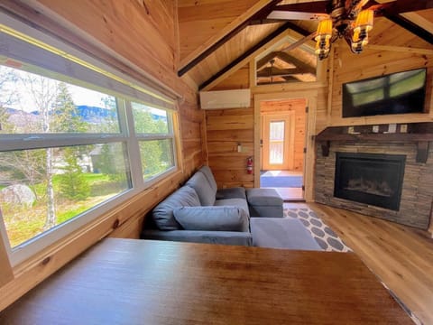 B11 NEW Awesome Tiny Home with AC Mountain Views Minutes to Skiing Hiking Attractions Villa in Twin Mountain