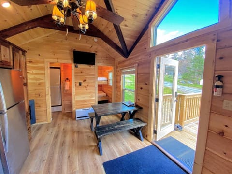 B3 NEW Awesome Tiny Home with AC Mountain Views Minutes to Skiing Hiking Attractions Chalet in Twin Mountain