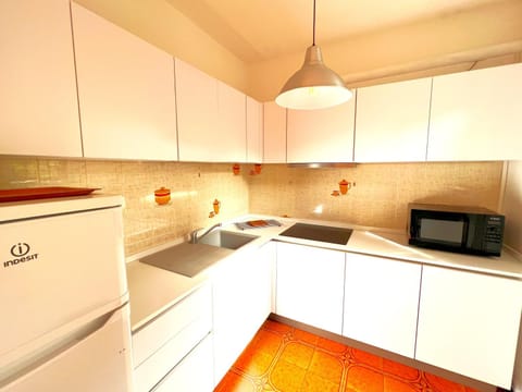 Kitchen or kitchenette, minibar, stove