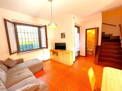 Communal lounge/ TV room, TV and multimedia, Living room, Seating area, Evening entertainment