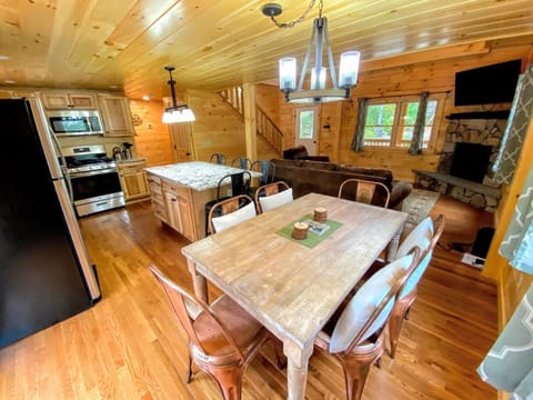 Brand New Log Home Well appointed great location with AC wifi cable fireplace firepit Villa in Whitefield