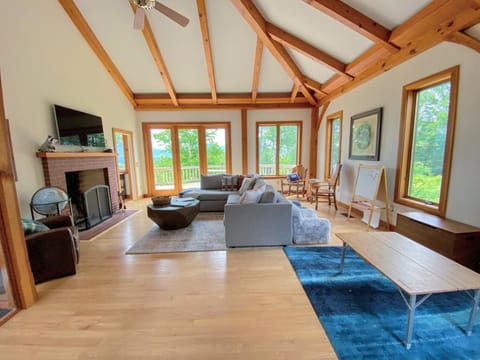 NEW Stunning home with breathtaking views, outdoor cedar sauna, great location Haus in Franconia