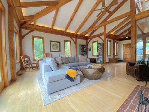 NEW Stunning home with breathtaking views, outdoor cedar sauna, great location House in Franconia