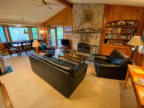O9 NEW Renovated Bretton Woods slopeside condo with 2 living rooms foosball air hockey House in Carroll