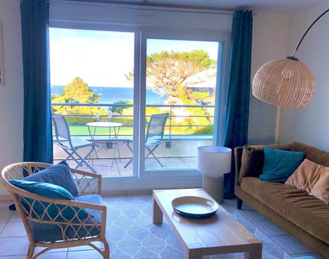 Communal lounge/ TV room, Sea view