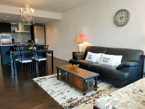 WaterFalls Hotel - Suite in Falls Downtown with pool Apartment in Victoria