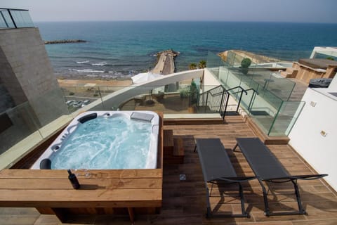 The dream penthouse in front of the sea with Jacuzzi and BBQ Copropriété in Haifa