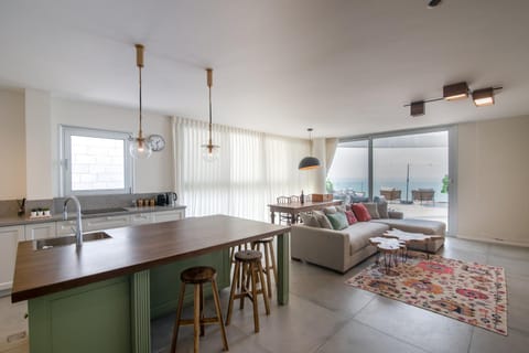 The dream penthouse in front of the sea with Jacuzzi and BBQ Eigentumswohnung in Haifa