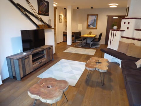 Communal lounge/ TV room, TV and multimedia, Living room, Seating area, Dining area