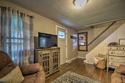 Cozy Goshen Farmhouse about 9 Mi to Amish Acres House in Indiana