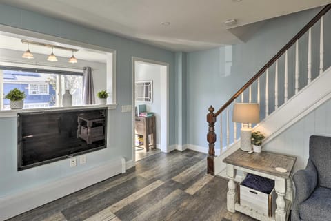 Pet-Friendly Revere Getaway, Steps from the T! Haus in Winthrop