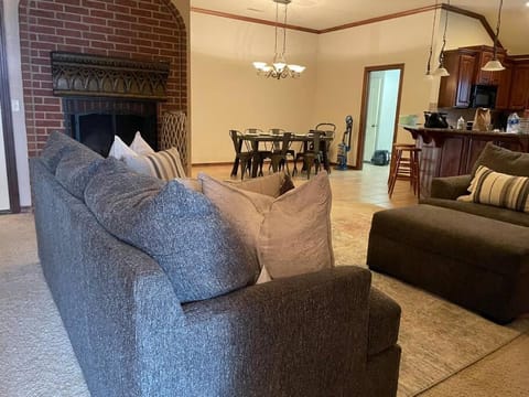 8beds, KING BED, fireplace, & whirlpool Sleeps 12 House in Amarillo