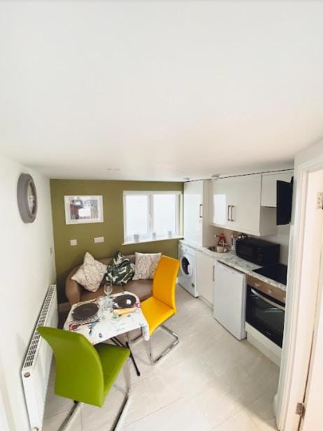 Kitchen or kitchenette, Seating area