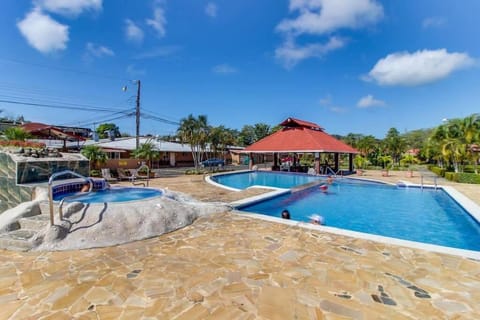 Villa Paraíso Mango 4, Steps from the Beach & Free WIFI Chalet in Jaco