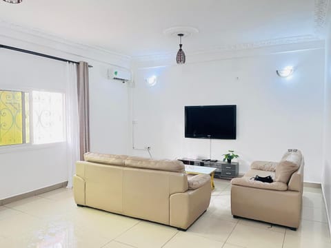 Communal lounge/ TV room, TV and multimedia, Living room, Seating area, air conditioner