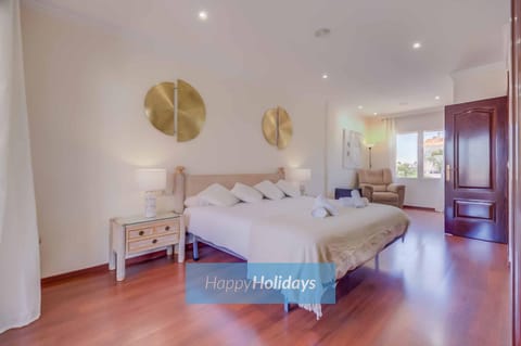 Bed, Hot Tub, Bathroom, Bedroom, towels