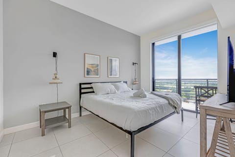 Modern Downtown Doral One-Bedroom Apt with Golf Course Views Apartamento in Doral