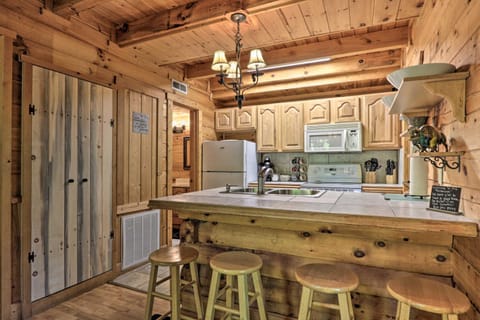 3 Mi to Pigeon Forge Cabin with Hot Tub and Deck Cabin in Pigeon Forge