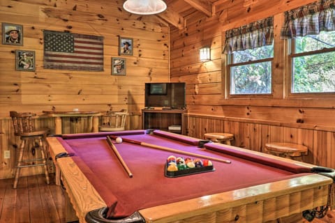 3 Mi to Pigeon Forge Cabin with Hot Tub and Deck Cabin in Pigeon Forge