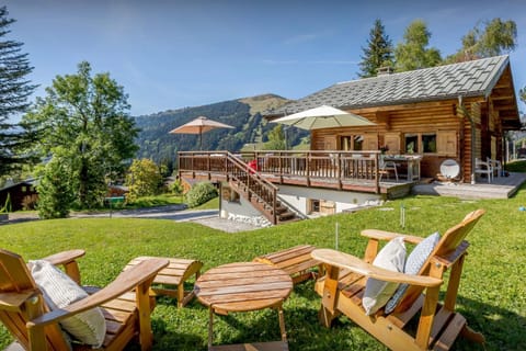 Property building, Spring, Day, Natural landscape, Garden, Seating area, Garden view, Mountain view