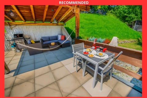 Patio, Day, BBQ facilities, Garden, View (from property/room), Balcony/Terrace, Living room, Food and drinks, Seating area, Dining area, Food, Garden view
