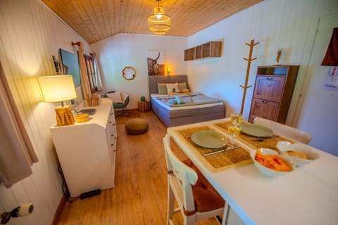 Bed, Living room, Food and drinks, Photo of the whole room, Seating area, Dining area, Bedroom, Food