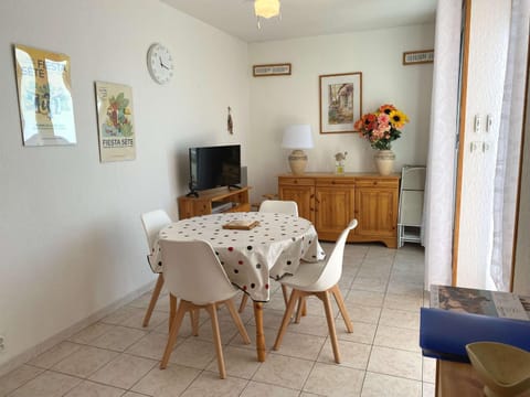 Confortable T2 Bis avec Terrasse et Vue Étang, Climatisé, Classé 2 Étoiles, Wifi - FR-1-553-155 Apartment in Balaruc-les-Bains