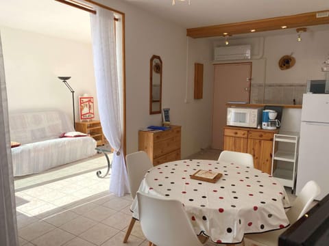 Confortable T2 Bis avec Terrasse et Vue Étang, Climatisé, Classé 2 Étoiles, Wifi - FR-1-553-155 Apartment in Balaruc-les-Bains