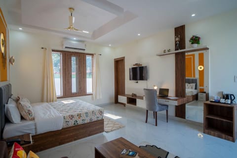 Bed, TV and multimedia, Photo of the whole room, Seating area, Bedroom, air conditioner