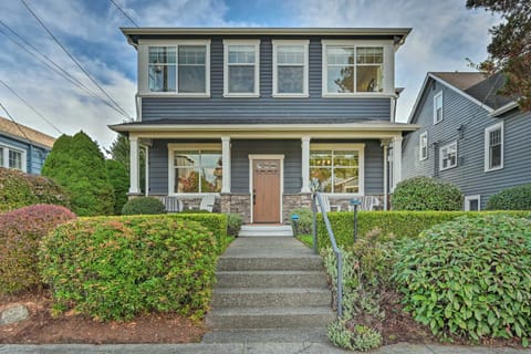 Sunny Seattle Home with Deck about 6 Mi to Downtown House in Seattle