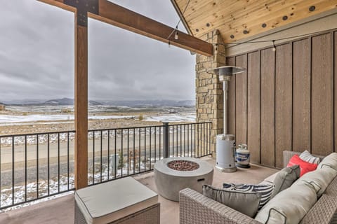 Spacious Granby Home with Fire Pit and Mtn Views! Condominio in Granby