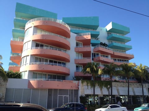 Dream Destinations at Ocean Place Copropriété in South Beach Miami