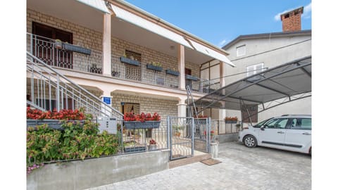 Property building, Patio, Facade/entrance