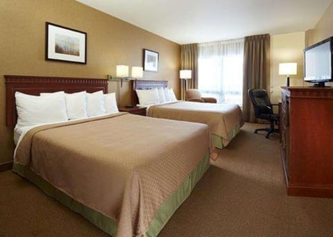Quality Inn & Suites PE Trudeau Airport Hotel in Dorval