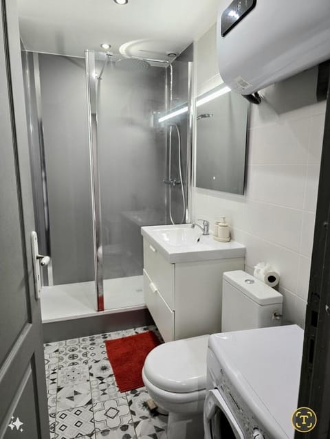 Shower, Toilet, Bathroom