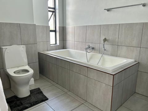 Lilly's Platinum - 1 Bedroom back up power Condo in Sandton