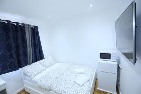 Cosy Room with en-suite bathroom and shared kitchen Apartment in Barking